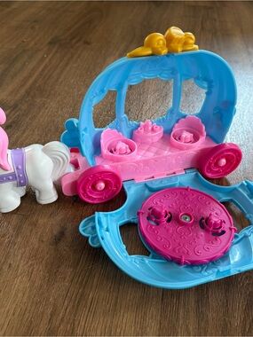 Little people Disney princess dancing carriage